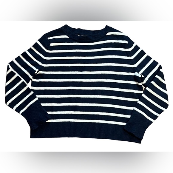 Banana Republic Sweaters - 💙🤍Banana Republic cropped knit striped navy & cream sweater Medium-Petite EUC